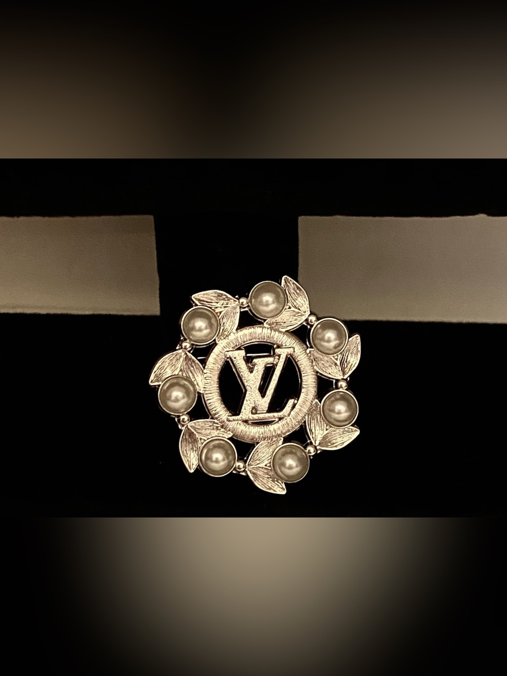 Fashion Jewelry Silver-Tone Pearl Wreath Logo L-V Luxury Brooch